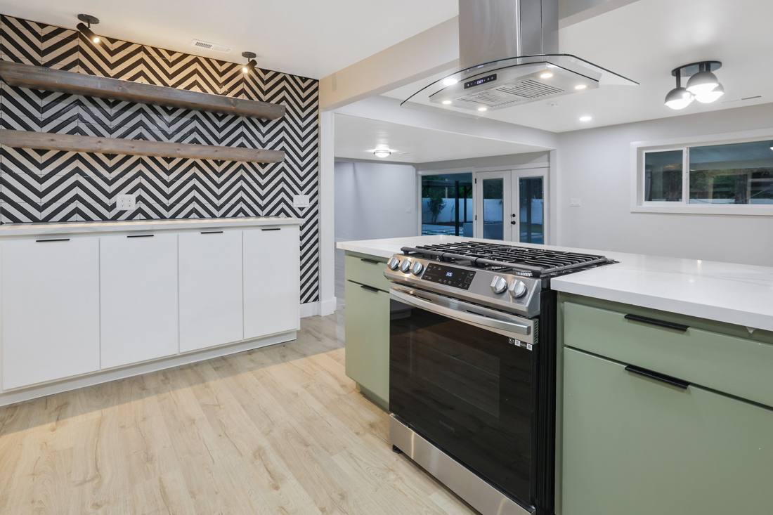 Kitchen: New range, floating shelves